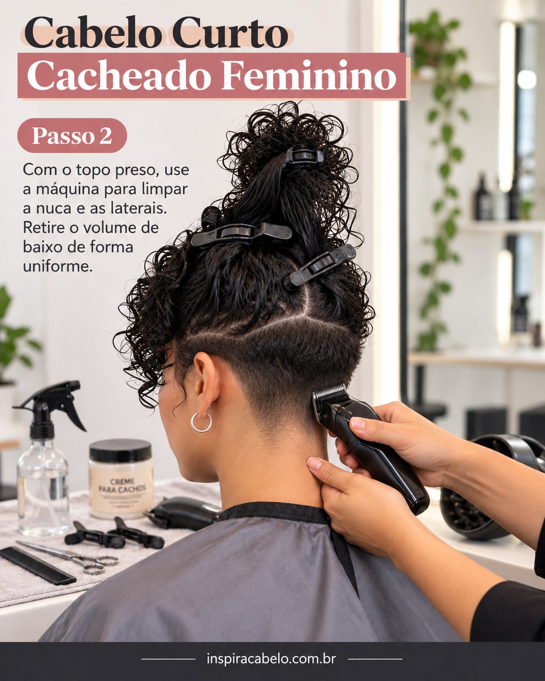 Cabelo curto cacheado feminino com máquina retirando volume uniforme da nuca