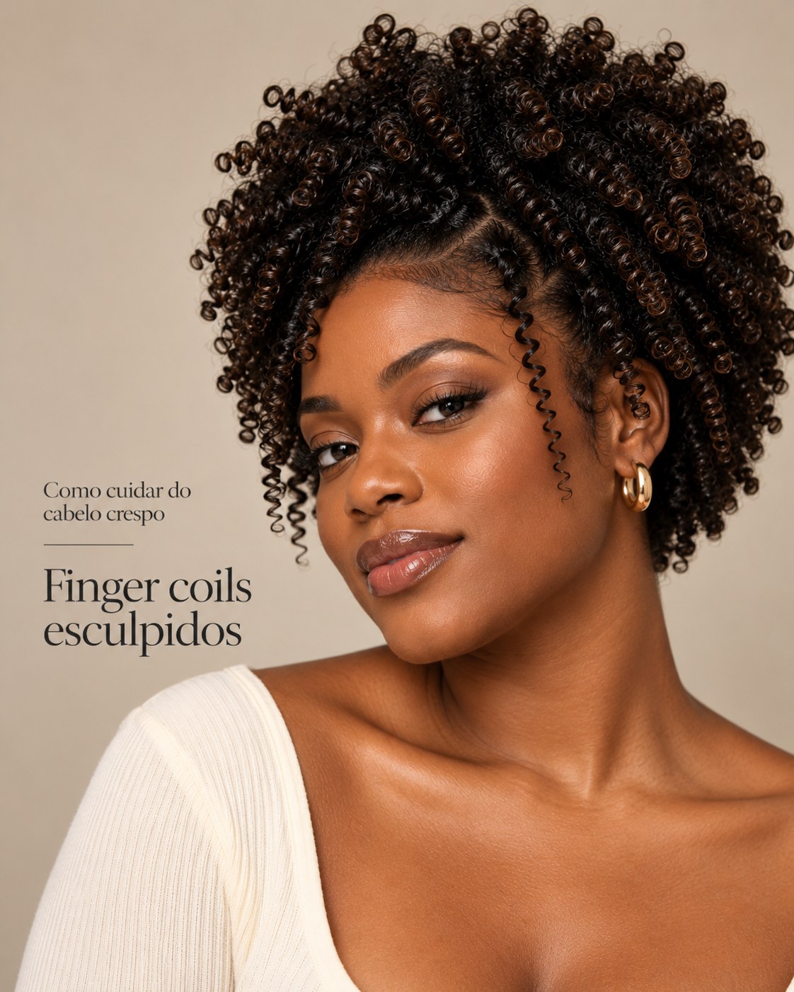 Cabelo crespo com finger coils definidos em pequenas espirais feitas com os dedos.