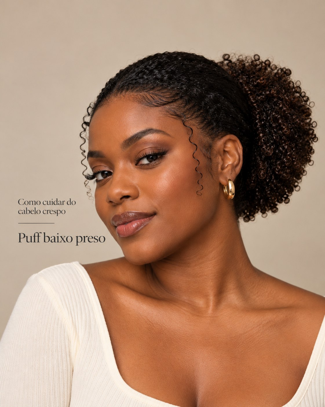 Penteado puff baixo preso com delicadeza para valorizar a textura do cabelo crespo.
