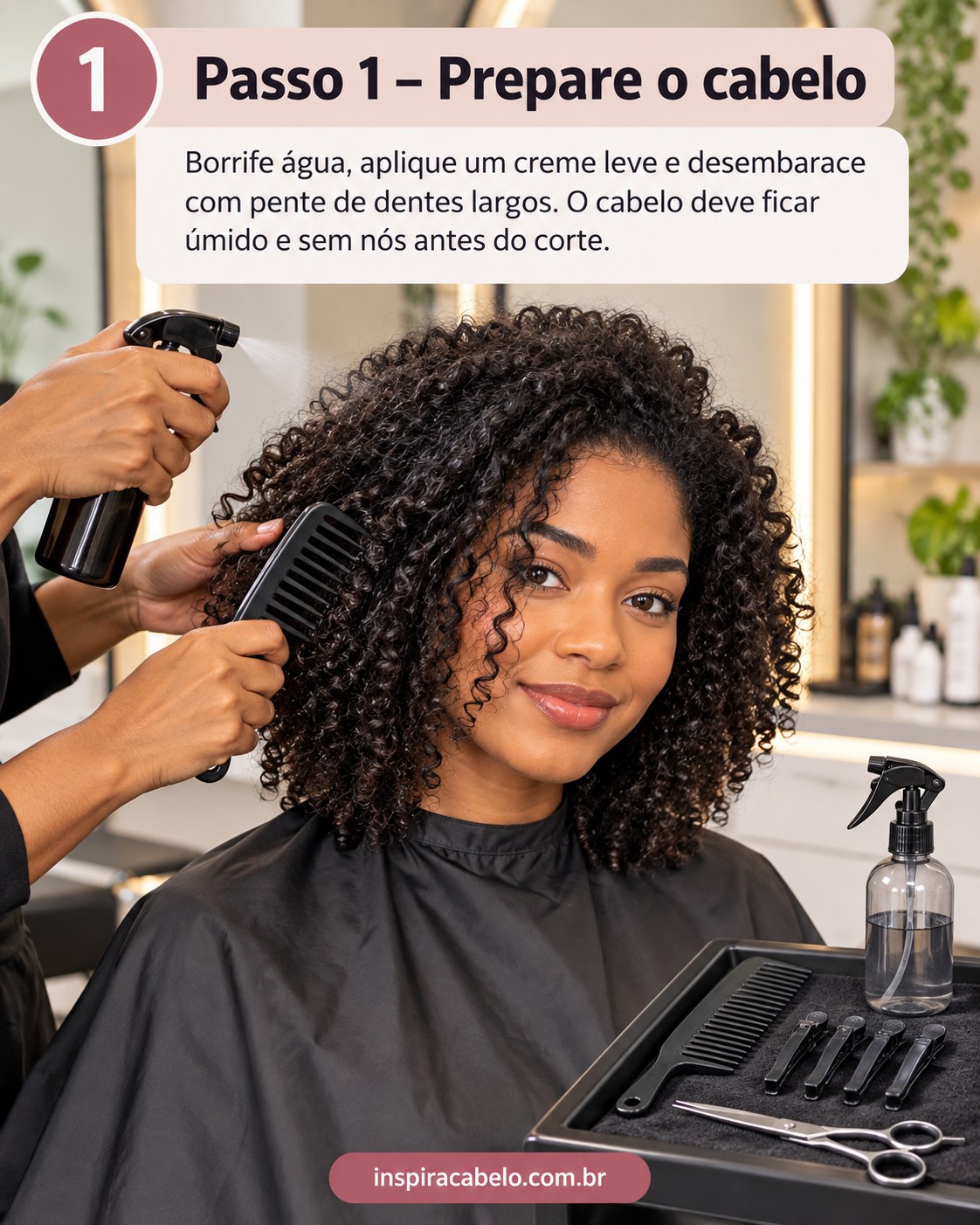 Corte de cabelo crespo 4a começa com fios úmidos, creme leve e pente de dentes largos