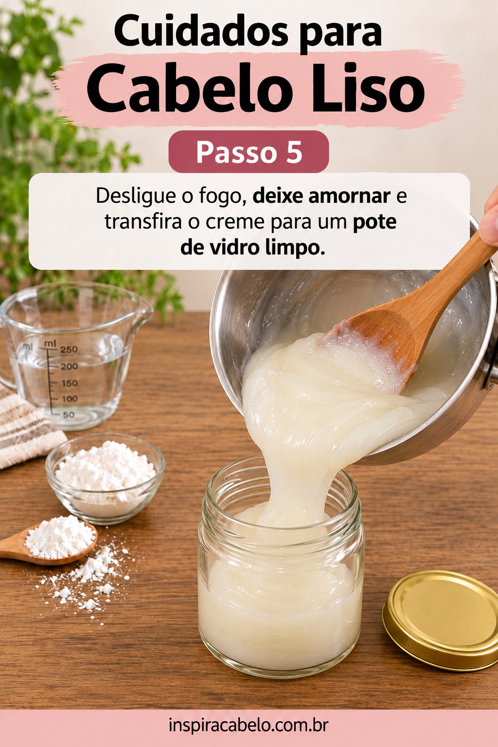 Cuidados para cabelo liso com creme pronto armazenado em pote de vidro