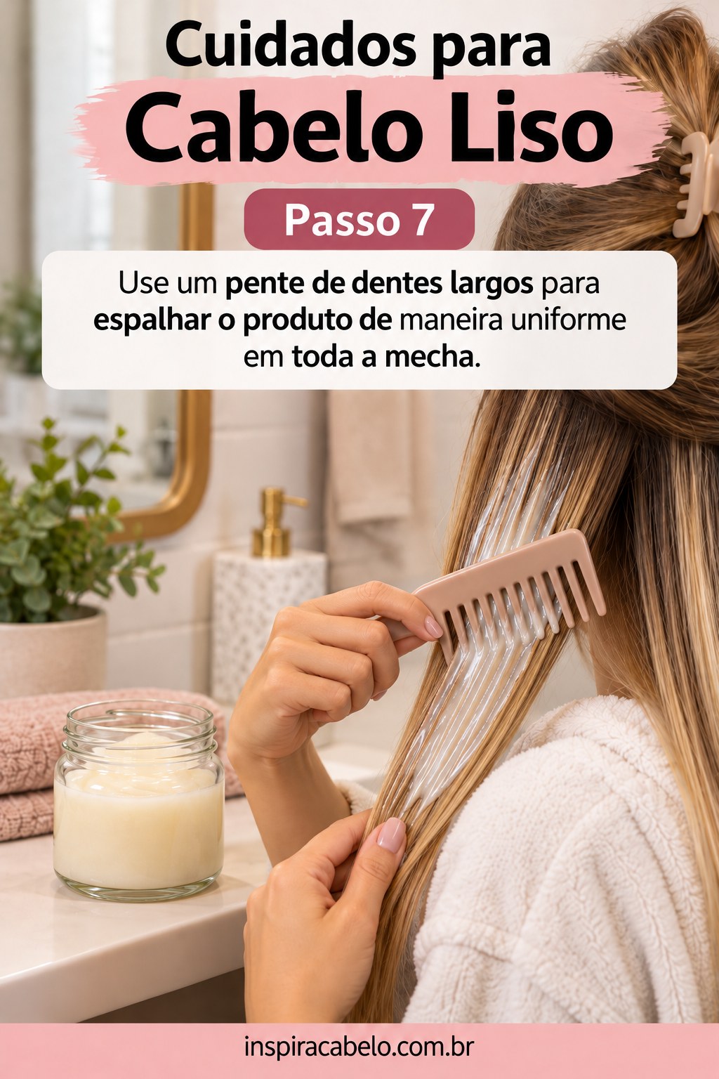 Cuidados para cabelo liso usando pente de dentes longos para espalhar creme