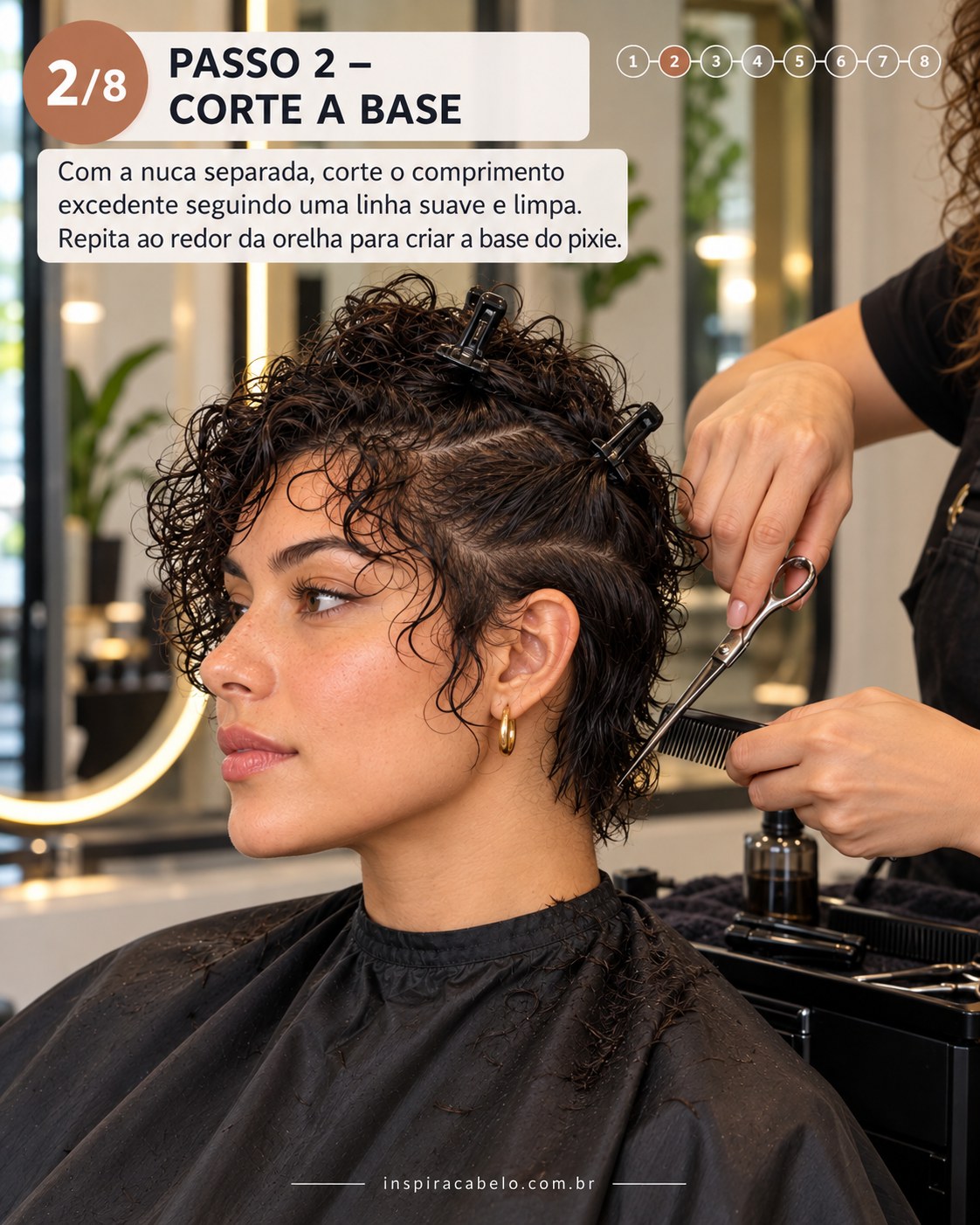 Curly pixie cut sendo criado com corte da base curta na nuca e ao redor da orelha