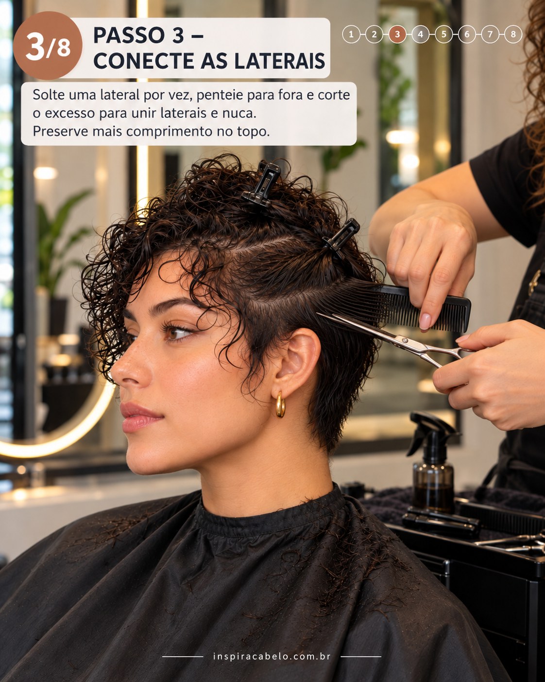 Curly pixie cut com lateral sendo conectada à nuca enquanto o topo permanece longo