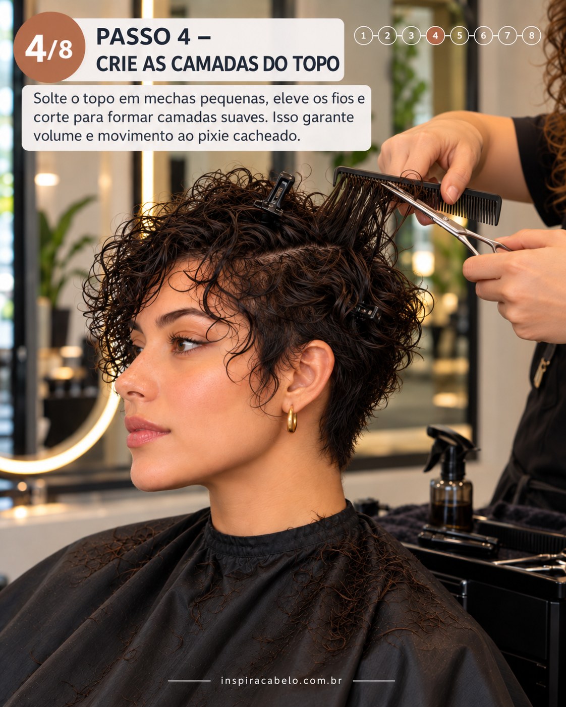 Curly pixie cut cacheado recebendo camadas suaves no topo para criar volume e movimento