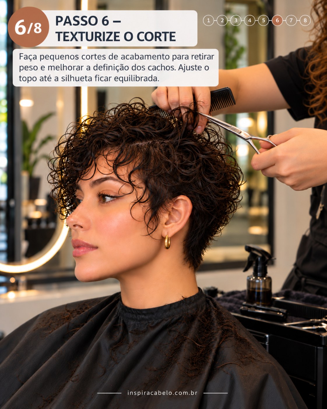 Curly pixie cut cacheado sendo texturizado no topo para distribuir peso e definir os cachos