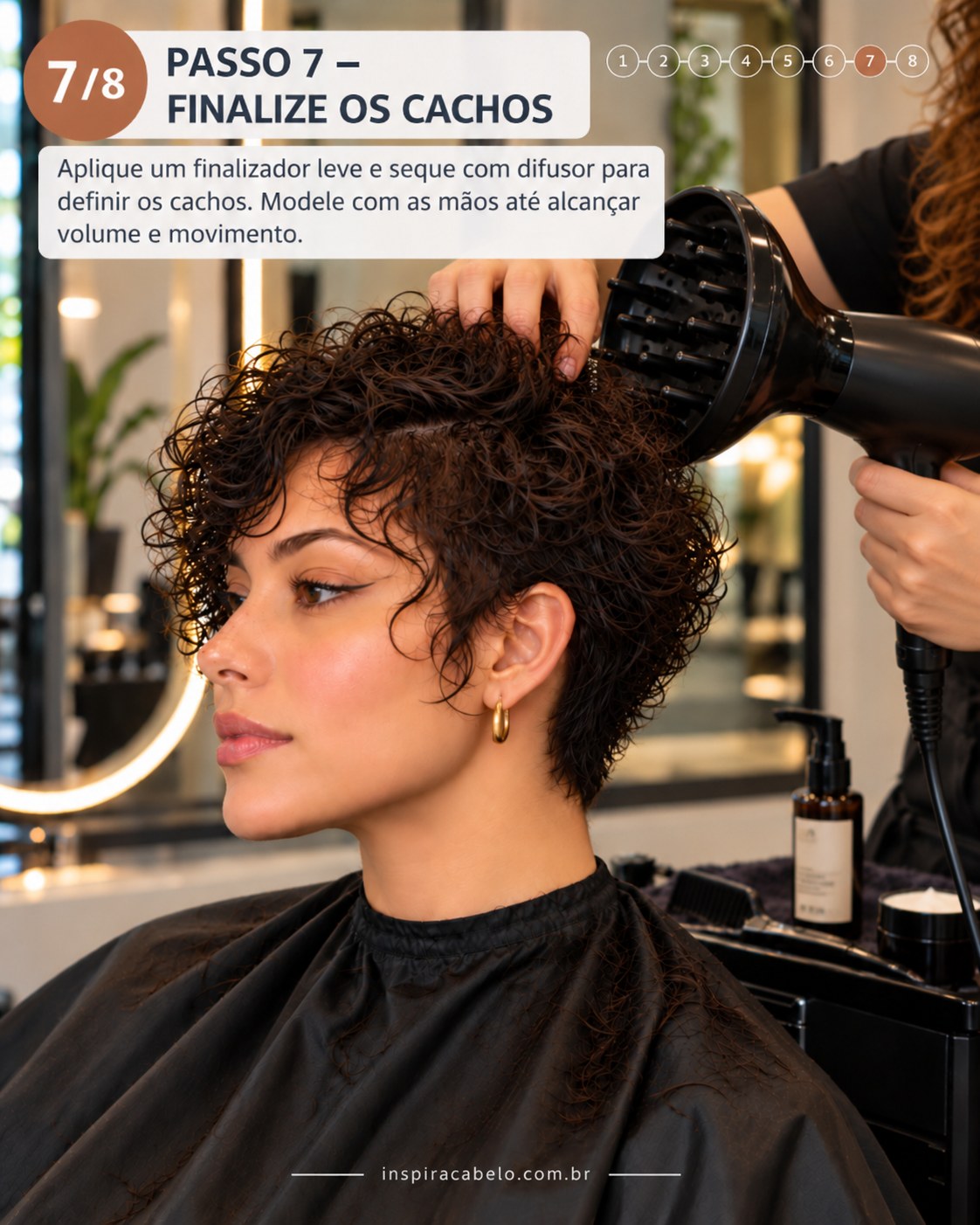 Curly pixie cut sendo finalizado com produto leve e secador com difusor nos cachos