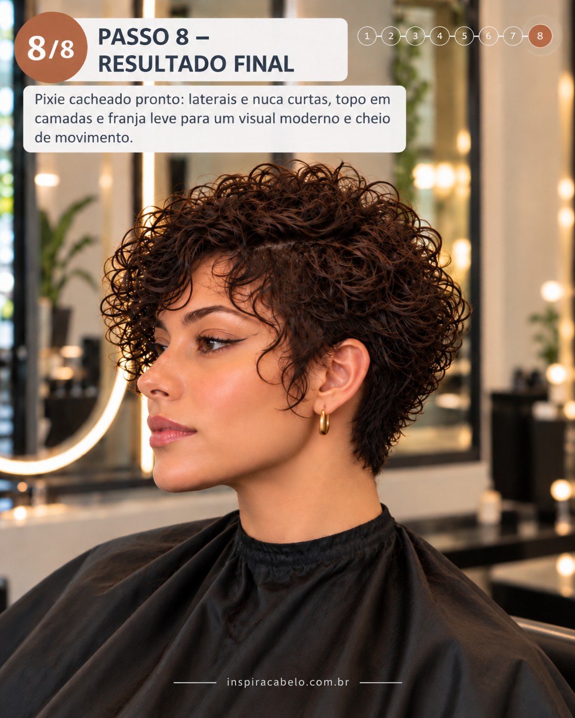 Resultado final do curly pixie cut cacheado com laterais curtas, camadas e franja leve