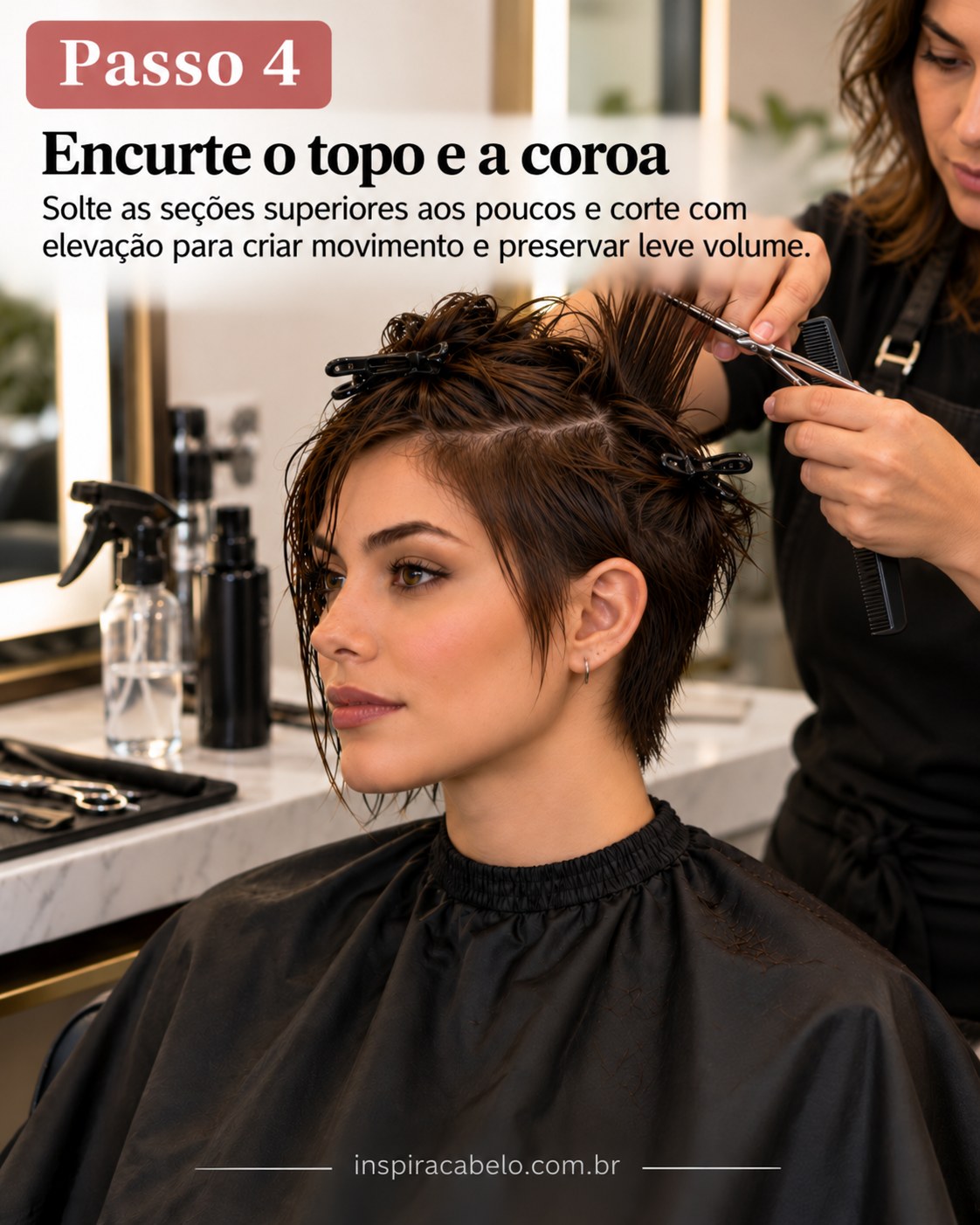 Pixie cut feminino moderno durante o corte do topo, com mecha elevada para criar movimento e volume.