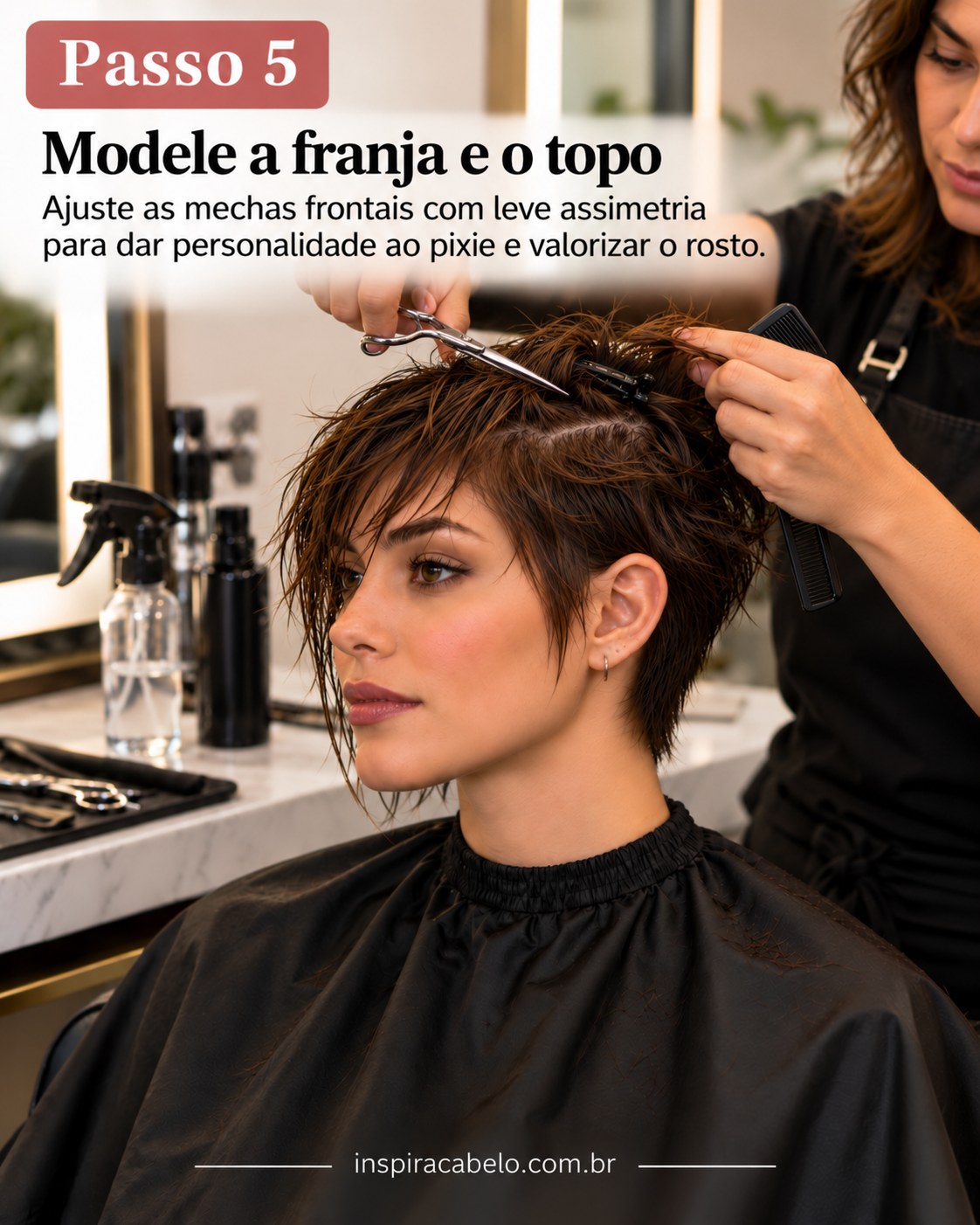 Pixie cut feminino moderno com franja assimétrica sendo ajustada pela cabeleireira com tesoura.