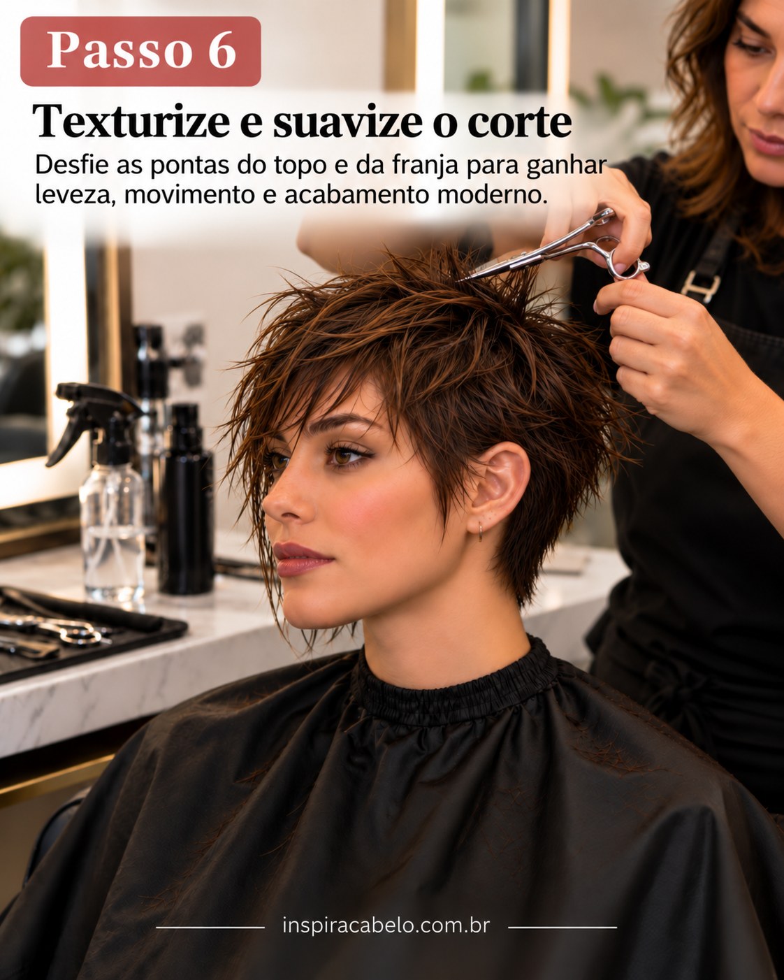 Pixie cut feminino moderno com pontas do topo sendo texturizadas para um acabamento leve e irregular.