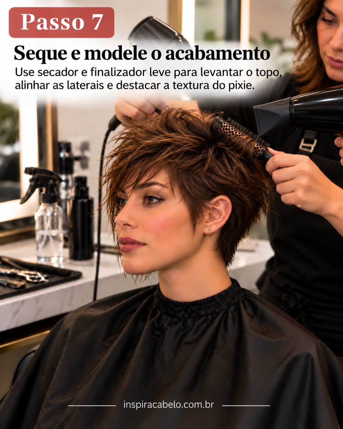 Pixie cut feminino moderno sendo finalizado com secador e escova redonda para levantar as raízes.