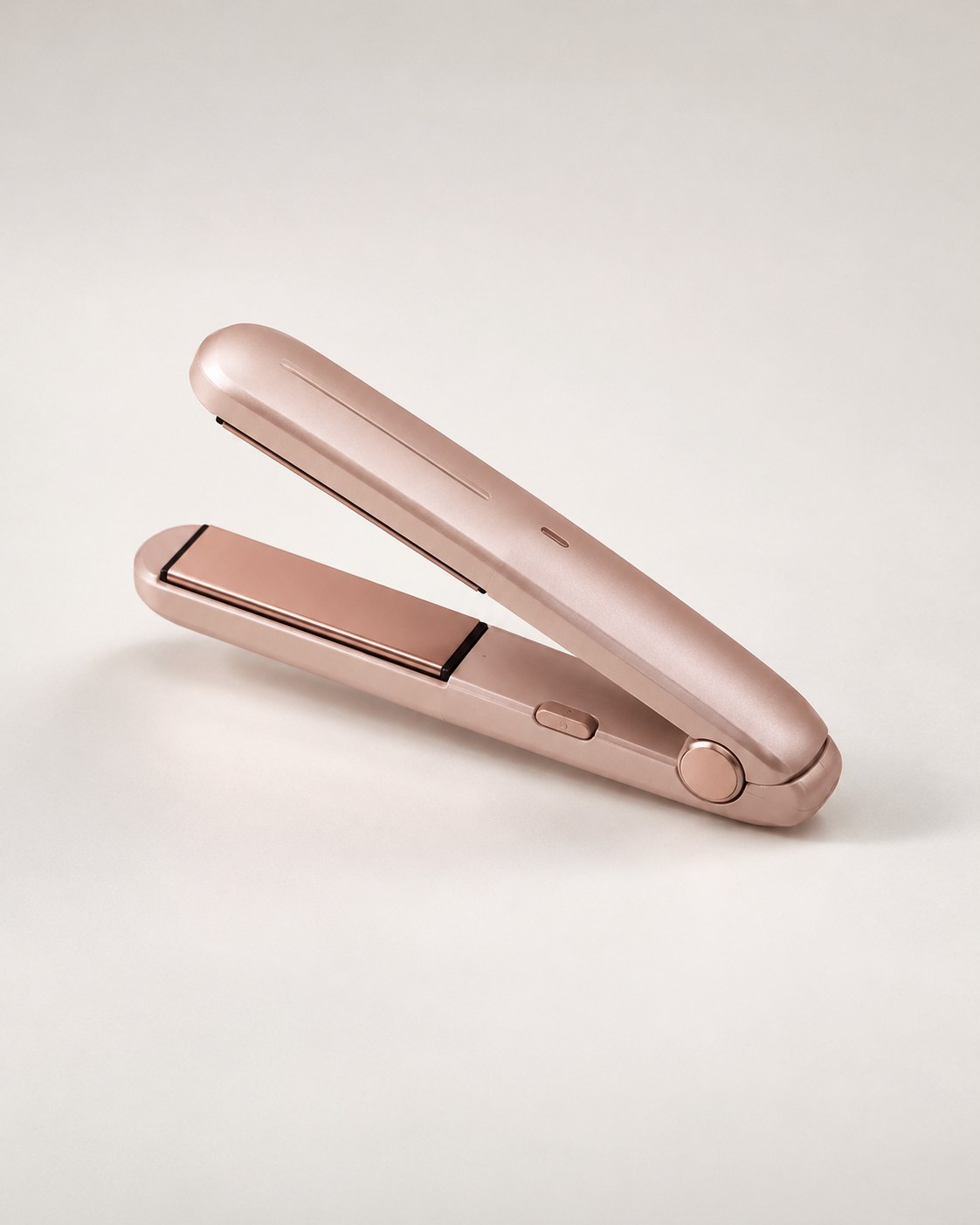 Prancha de cabelo rosa-claro com placas lisas para alisar e finalizar diferentes comprimentos