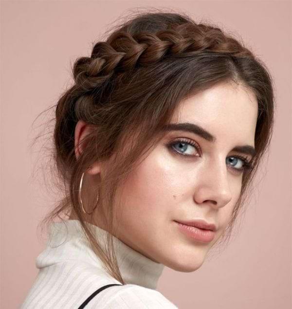 Coroa de trança delicada no cabelo
